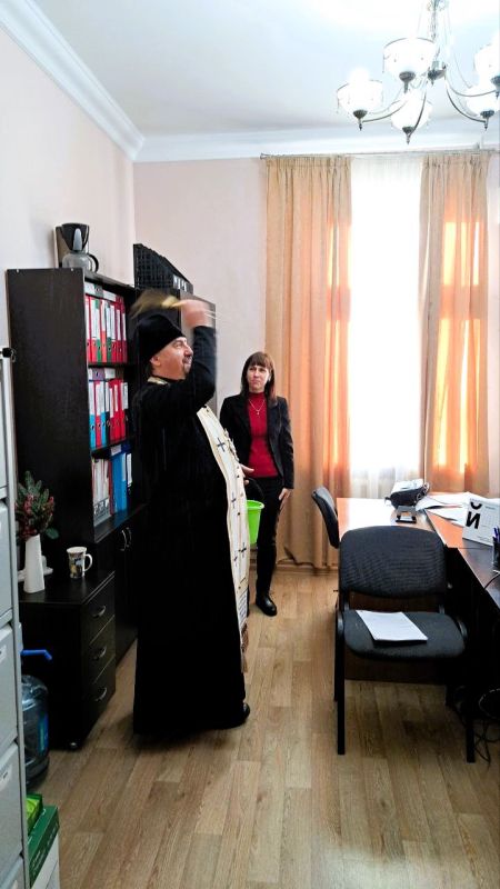 По традиции, в честь Крещения Господня, священники Бахчисарайского благочиния окропили здание городской администрации крещенской водой По традиции, в честь Крещения Господня, священники Бахчисарайского благочиния окропили здание городской администрации крещенской водой