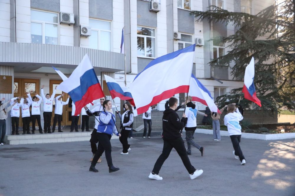 Ольга Урайкина: Сегодня перед зданием администрации Бахчисарайского района состоялся торжественный флешмоб, посвящённый Дню Республики Крым Ольга Урайкина: Сегодня перед зданием администрации Бахчисарайского района состоялся торжественный флешмоб, посвящённый Дню Республики Крым
