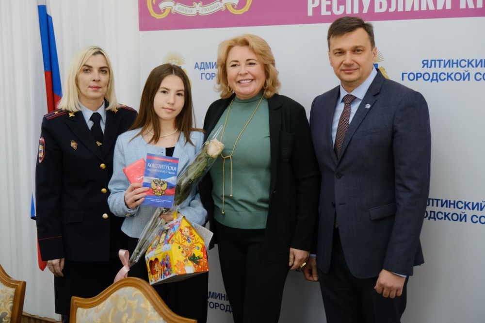 В День Республики в Ялте вручали первые паспорта и чествовали сотрудников администрации В День Республики в Ялте вручали первые паспорта и чествовали сотрудников администрации