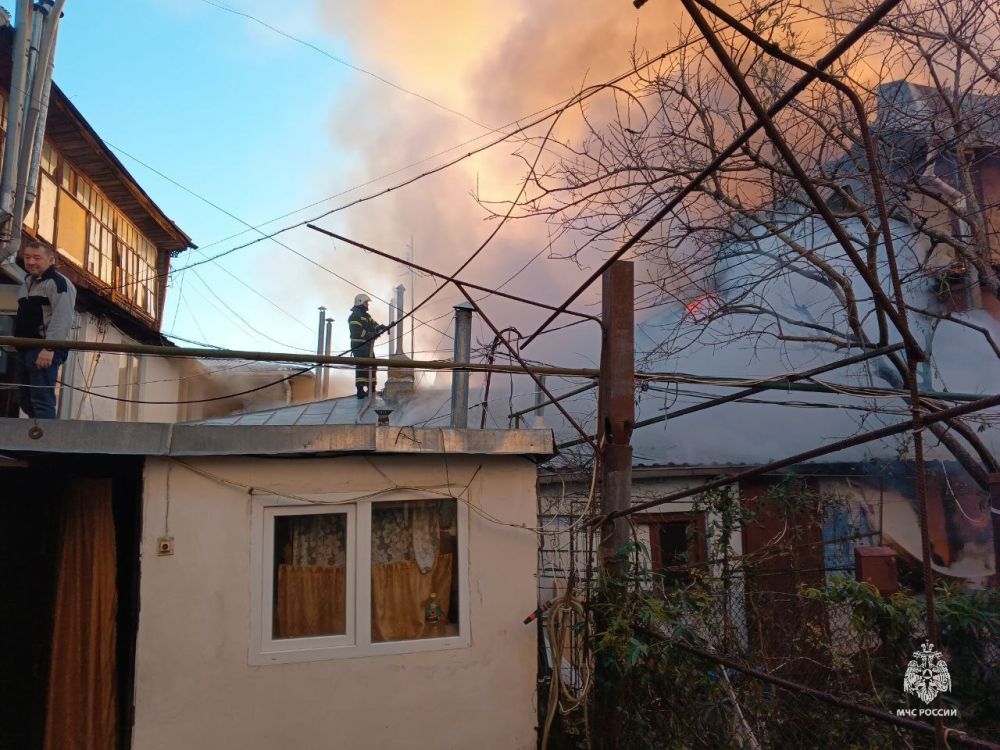 В Ялте на улице Кирова горят три дома В Ялте на улице Кирова горят три дома
