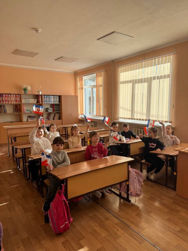 Бахчисарайский районный отдел ЗАГС проводил лекцию с викториной для учащихся 1-А класса МБОУ УВК «Школьная академия» на тему: «День Республики Крым» Бахчисарайский районный отдел ЗАГС проводил лекцию с викториной для учащихся 1-А класса МБОУ УВК «Школьная академия» на тему: «День Республики Крым»