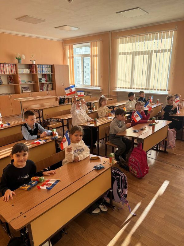 Бахчисарайский районный отдел ЗАГС проводил лекцию с викториной для учащихся 1-А класса МБОУ УВК «Школьная академия» на тему: «День Республики Крым» Бахчисарайский районный отдел ЗАГС проводил лекцию с викториной для учащихся 1-А класса МБОУ УВК «Школьная академия» на тему: «День Республики Крым»