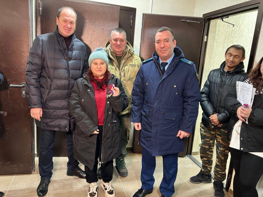 В Сакском районе после вмешательства прокуратуры сироты получили ключи от положенного по закону жилья В Сакском районе после вмешательства прокуратуры сироты получили ключи от положенного по закону жилья