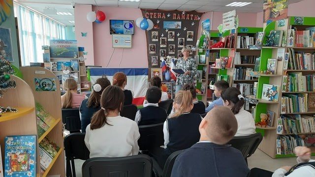 В детской библиотеке-филиале №10 МБУК ЦСДБ города Симферополя прошёл для учащихся начальных классов МБОУ СОШ №13 имени А. Невского час краеведения «Наш удивительный Крым», посвящённый Дню Республики Крым В детской библиотеке-филиале №10 МБУК ЦСДБ города Симферополя прошёл для учащихся начальных классов МБОУ СОШ №13 имени А. Невского час краеведения «Наш удивительный Крым», посвящённый Дню Республики Крым