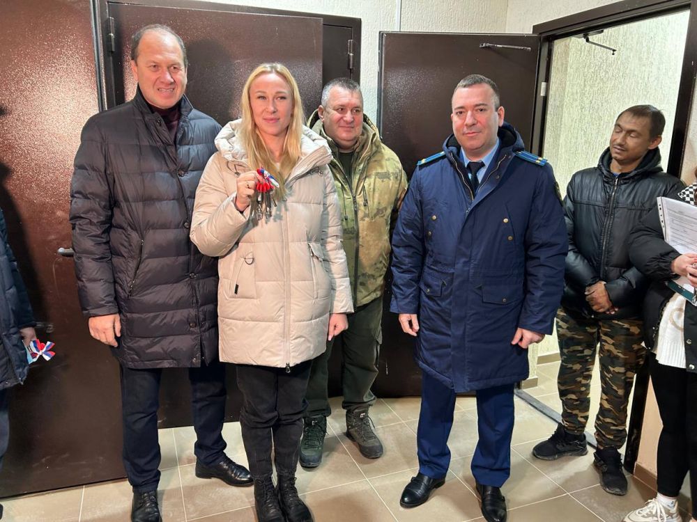 В Сакском районе после вмешательства прокуратуры сироты получили ключи от положенного по закону жилья В Сакском районе после вмешательства прокуратуры сироты получили ключи от положенного по закону жилья