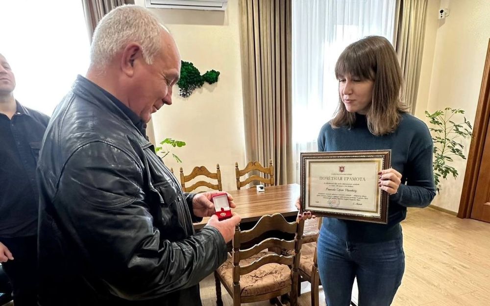 Ольга Славгородская: Вручила заместителю начальника управления охотничьего хозяйства Сергею Решетько Почётную грамоту Главы Республики Крым и нагрудный знак за добросовестный труд, высокое профессиональное мастерство и в... Ольга Славгородская: Вручила заместителю начальника управления охотничьего хозяйства Сергею Решетько Почётную грамоту Главы Республики Крым и нагрудный знак за добросовестный труд, высокое профессиональное мастерство и в...