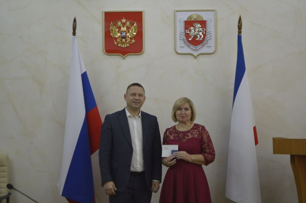 В Министерстве образования, науки и молодежи Республики Крым состоялось награждение педагогов, приуроченное ко Дню Республики Крым В Министерстве образования, науки и молодежи Республики Крым состоялось награждение педагогов, приуроченное ко Дню Республики Крым