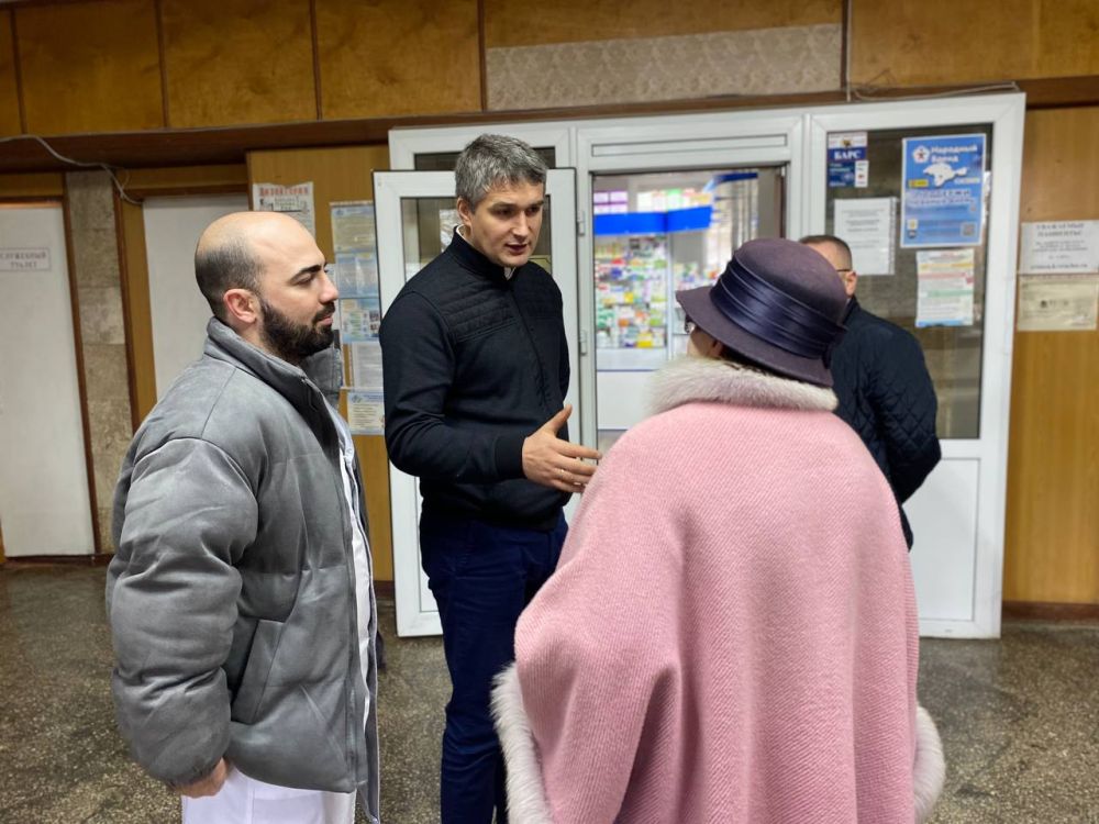 По поручению Главы Республики Крым Сергея Валерьевича Аксёнова посетил Приморское поликлиническое отделение Феодосийского медицинского центра – ознакомился с работой отделения, пообщался с медработниками и пациентами По поручению Главы Республики Крым Сергея Валерьевича Аксёнова посетил Приморское поликлиническое отделение Феодосийского медицинского центра – ознакомился с работой отделения, пообщался с медработниками и пациентами