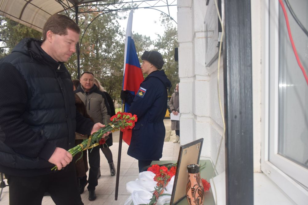 Сегодня на здании Щебетовской школы была открыта мемориальная доска в память о Николае Стецюке, участнике специальной военной операции Сегодня на здании Щебетовской школы была открыта мемориальная доска в память о Николае Стецюке, участнике специальной военной операции