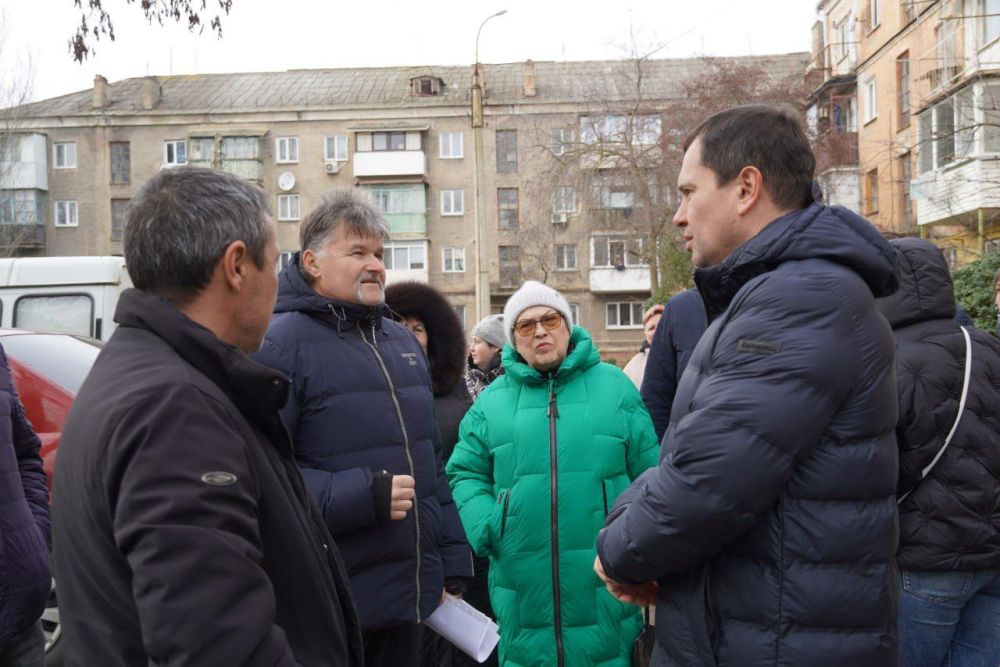 #городские_новости. Глава администрации Олег КАТОРГИН обсудил с жителями домов в Аршинцево планируемые работы по благоустройству в их дворах. Уже в этом году придомовые территории по ул. ул. Клинковского, 8, 10, 12, 14, ул.... #городские_новости. Глава администрации Олег КАТОРГИН обсудил с жителями домов в Аршинцево планируемые работы по благоустройству в их дворах. Уже в этом году придомовые территории по ул. ул. Клинковского, 8, 10, 12, 14, ул....