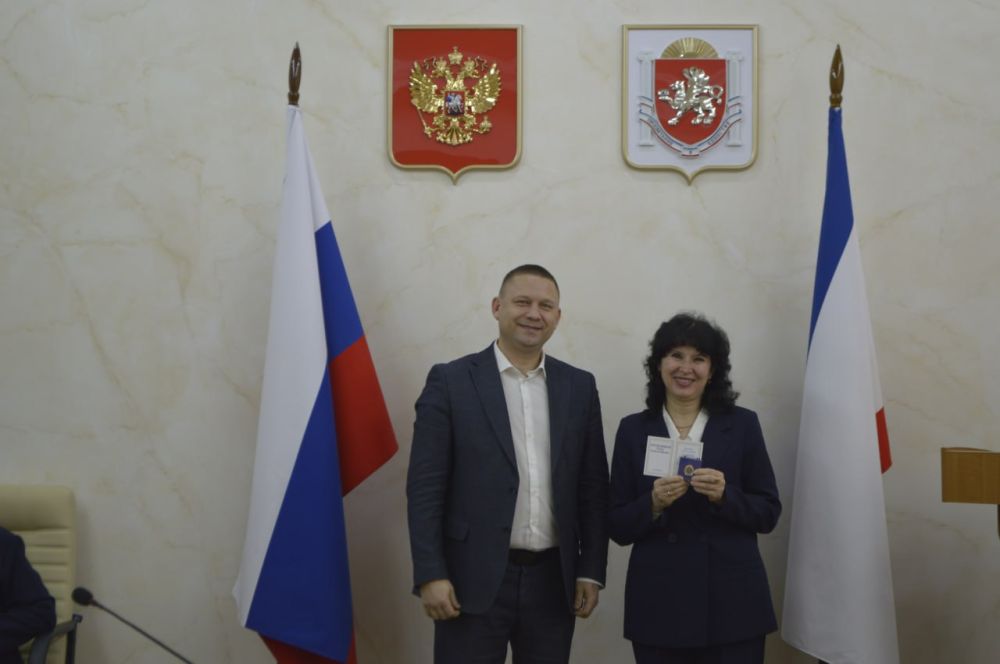 В Министерстве образования, науки и молодежи Республики Крым состоялось награждение педагогов, приуроченное ко Дню Республики Крым В Министерстве образования, науки и молодежи Республики Крым состоялось награждение педагогов, приуроченное ко Дню Республики Крым