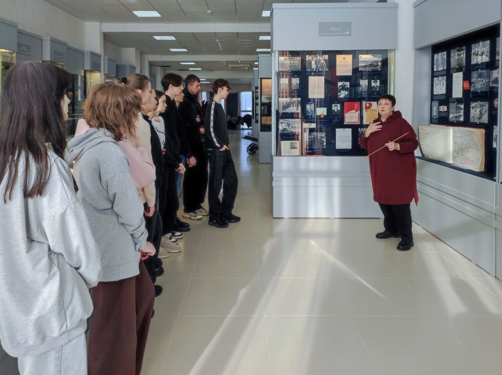 В рамках всероссийской акции «Студенческий десант» учащиеся первого курса Севастопольского архитектурно-строительного техникума совместно с членом Общественного совета полковником полиции в отставке Александром Конюшок... В рамках всероссийской акции «Студенческий десант» учащиеся первого курса Севастопольского архитектурно-строительного техникума совместно с членом Общественного совета полковником полиции в отставке Александром Конюшок...