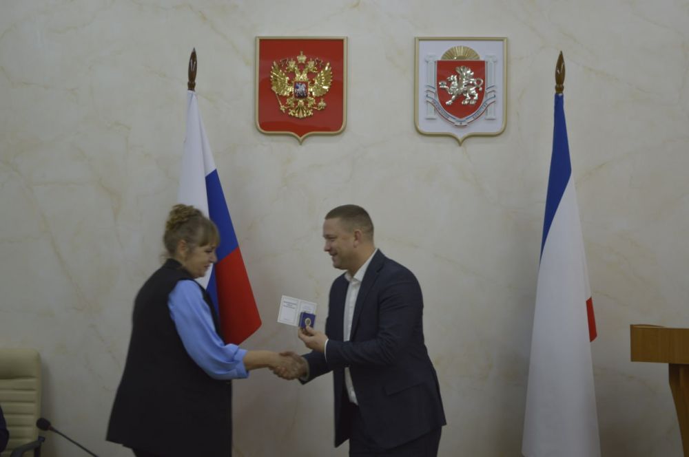 В Министерстве образования, науки и молодежи Республики Крым состоялось награждение педагогов, приуроченное ко Дню Республики Крым В Министерстве образования, науки и молодежи Республики Крым состоялось награждение педагогов, приуроченное ко Дню Республики Крым