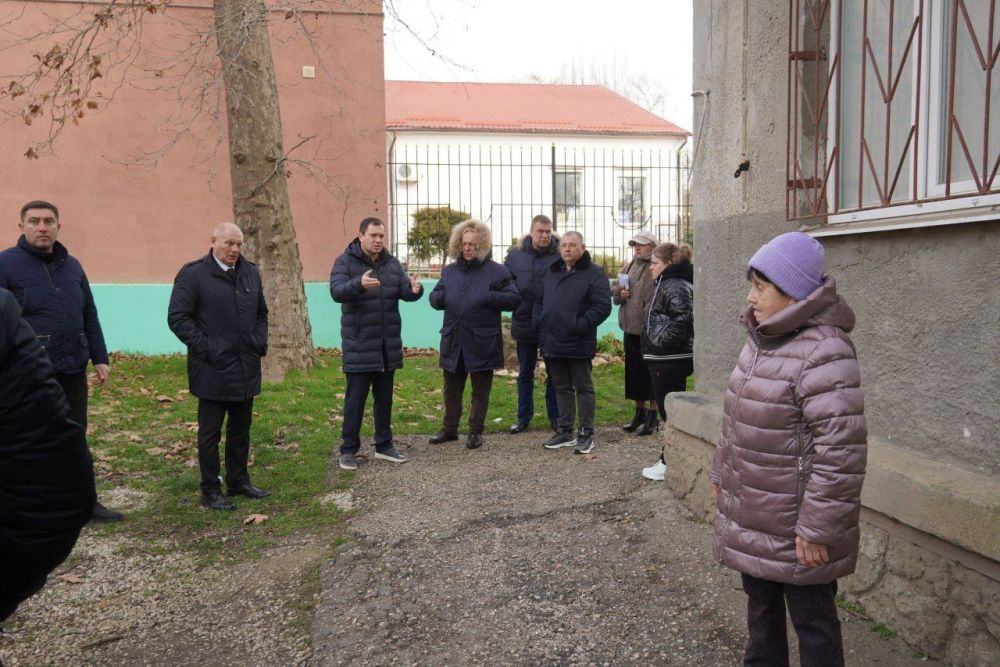 #городские_новости. Глава администрации Олег КАТОРГИН обсудил с жителями домов в Аршинцево планируемые работы по благоустройству в их дворах. Уже в этом году придомовые территории по ул. ул. Клинковского, 8, 10, 12, 14, ул.... #городские_новости. Глава администрации Олег КАТОРГИН обсудил с жителями домов в Аршинцево планируемые работы по благоустройству в их дворах. Уже в этом году придомовые территории по ул. ул. Клинковского, 8, 10, 12, 14, ул....