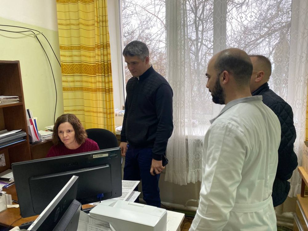 По поручению Главы Республики Крым Сергея Валерьевича Аксёнова посетил Приморское поликлиническое отделение Феодосийского медицинского центра – ознакомился с работой отделения, пообщался с медработниками и пациентами По поручению Главы Республики Крым Сергея Валерьевича Аксёнова посетил Приморское поликлиническое отделение Феодосийского медицинского центра – ознакомился с работой отделения, пообщался с медработниками и пациентами