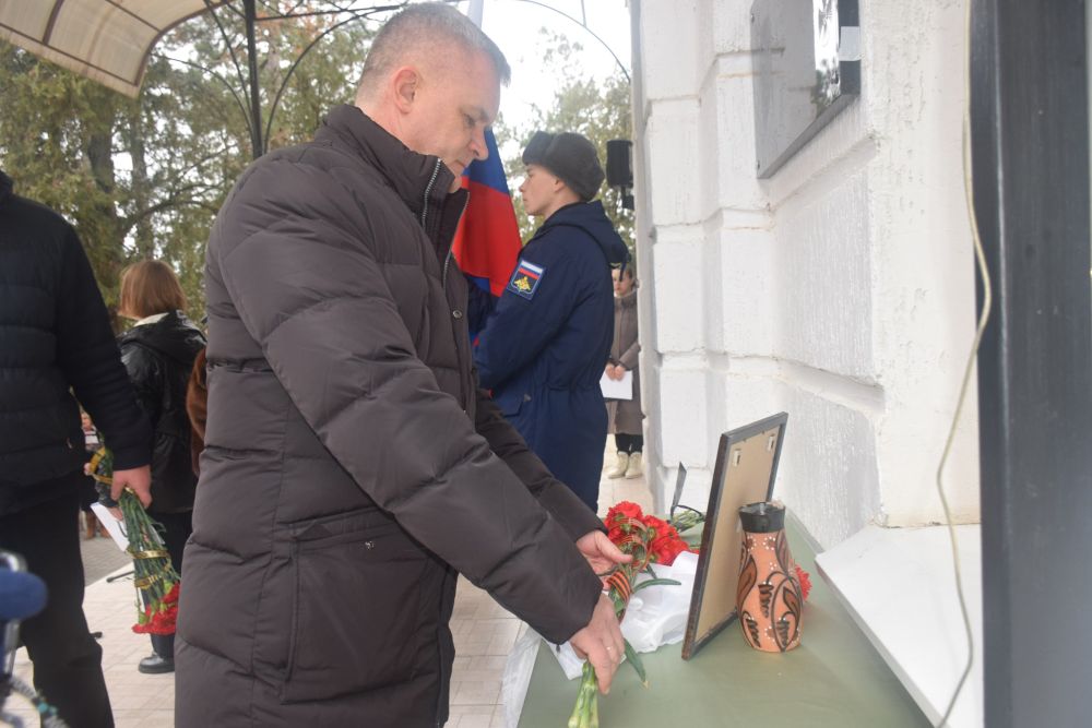Сегодня на здании Щебетовской школы была открыта мемориальная доска в память о Николае Стецюке, участнике специальной военной операции Сегодня на здании Щебетовской школы была открыта мемориальная доска в память о Николае Стецюке, участнике специальной военной операции