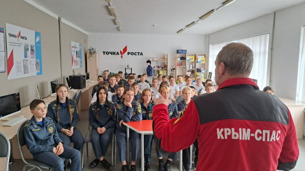 Урок со спасателем. Заместитель начальника Симферопольского аварийно-спасательного отряда «КРЫМ-СПАС» Сергей Татарцев провел открытый урок по основам безопасности жизнедеятельности для кадетов МЧС «Гвардейской... Урок со спасателем. Заместитель начальника Симферопольского аварийно-спасательного отряда «КРЫМ-СПАС» Сергей Татарцев провел открытый урок по основам безопасности жизнедеятельности для кадетов МЧС «Гвардейской...
