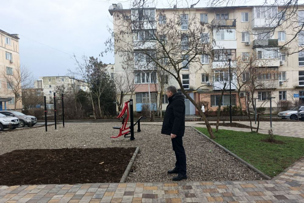 Александр Юрьев: По обращению граждан посетил двор на ул. Советская, 4, 6, 8, 10 Александр Юрьев: По обращению граждан посетил двор на ул. Советская, 4, 6, 8, 10