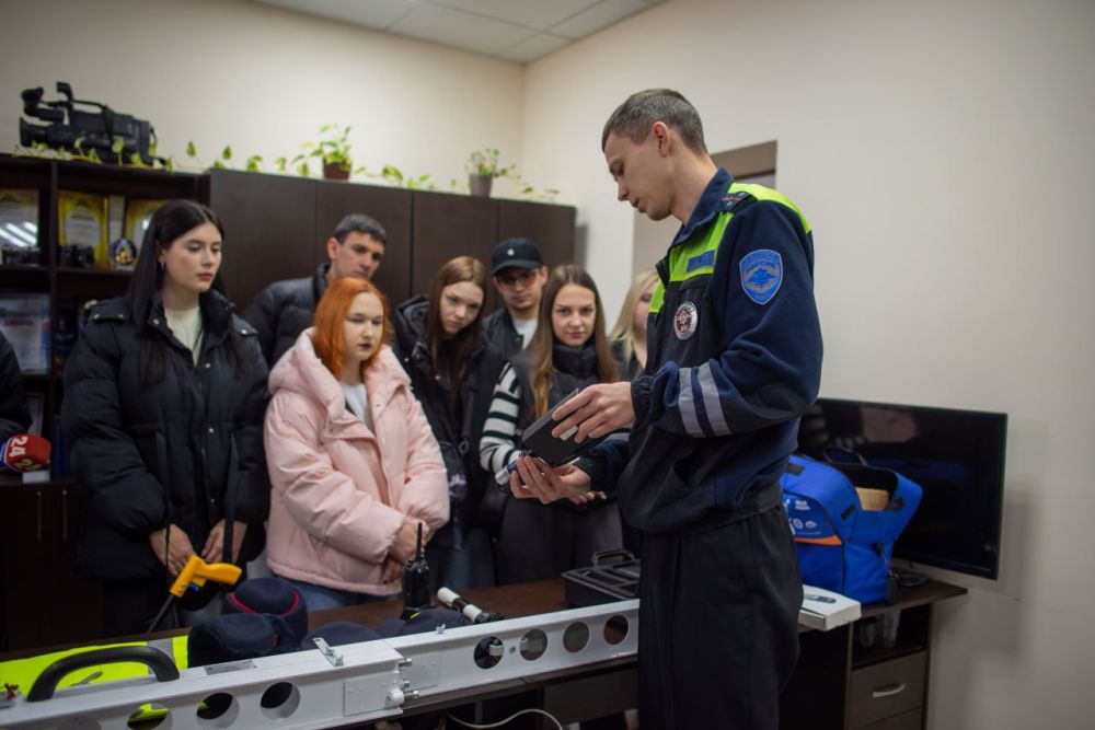 В Севастополе продолжается Всероссийская акция «Студенческий десант», в рамках которой студенты-юристы Севастопольского государственного университета посетили Управление Госавтоинспекции В Севастополе продолжается Всероссийская акция «Студенческий десант», в рамках которой студенты-юристы Севастопольского государственного университета посетили Управление Госавтоинспекции