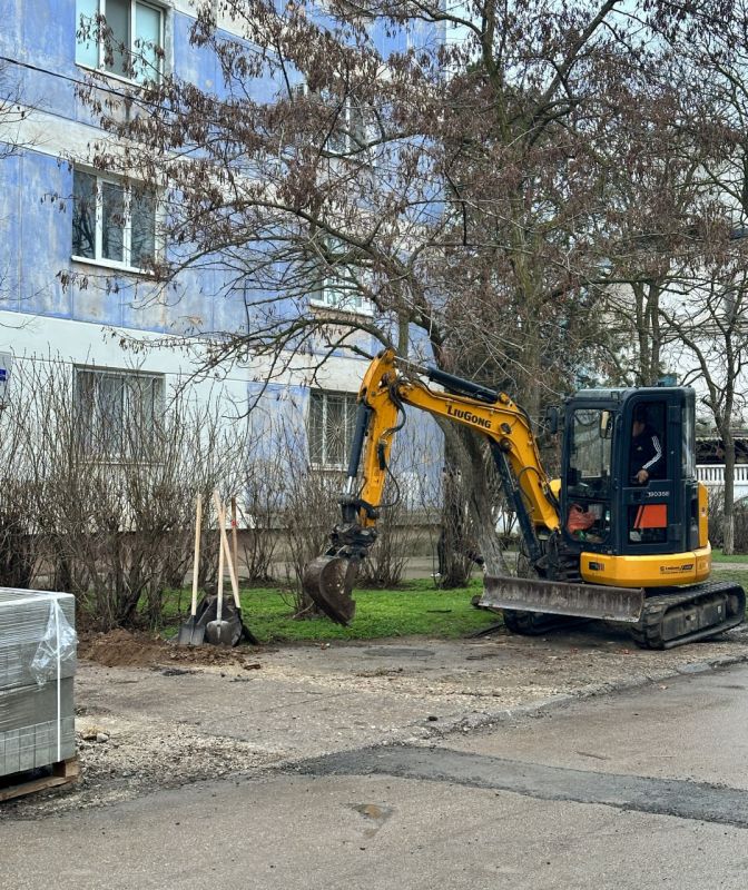 Специалисты проводят подготовительные работы по обустройству тротуара на улице Интернациональная Специалисты проводят подготовительные работы по обустройству тротуара на улице Интернациональная