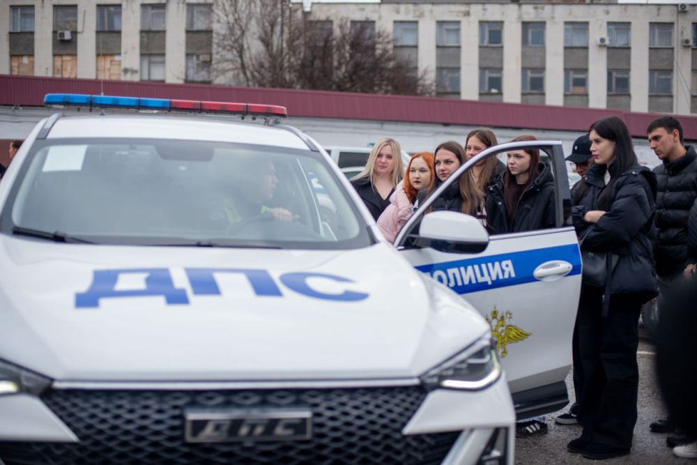В Севастополе продолжается Всероссийская акция «Студенческий десант», в рамках которой студенты-юристы Севастопольского государственного университета посетили Управление Госавтоинспекции В Севастополе продолжается Всероссийская акция «Студенческий десант», в рамках которой студенты-юристы Севастопольского государственного университета посетили Управление Госавтоинспекции