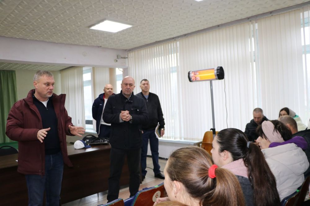 Игорь Ткаченко: Сегодня по поручению Главы Республики Крым Сергея Валерьевича Аксенова совместно с руководителем ГУП РК «Крымавтодор» Максимом Васильевичем Деминым объехали окраинные улицы села Береговое для выработки общей... Игорь Ткаченко: Сегодня по поручению Главы Республики Крым Сергея Валерьевича Аксенова совместно с руководителем ГУП РК «Крымавтодор» Максимом Васильевичем Деминым объехали окраинные улицы села Береговое для выработки общей...