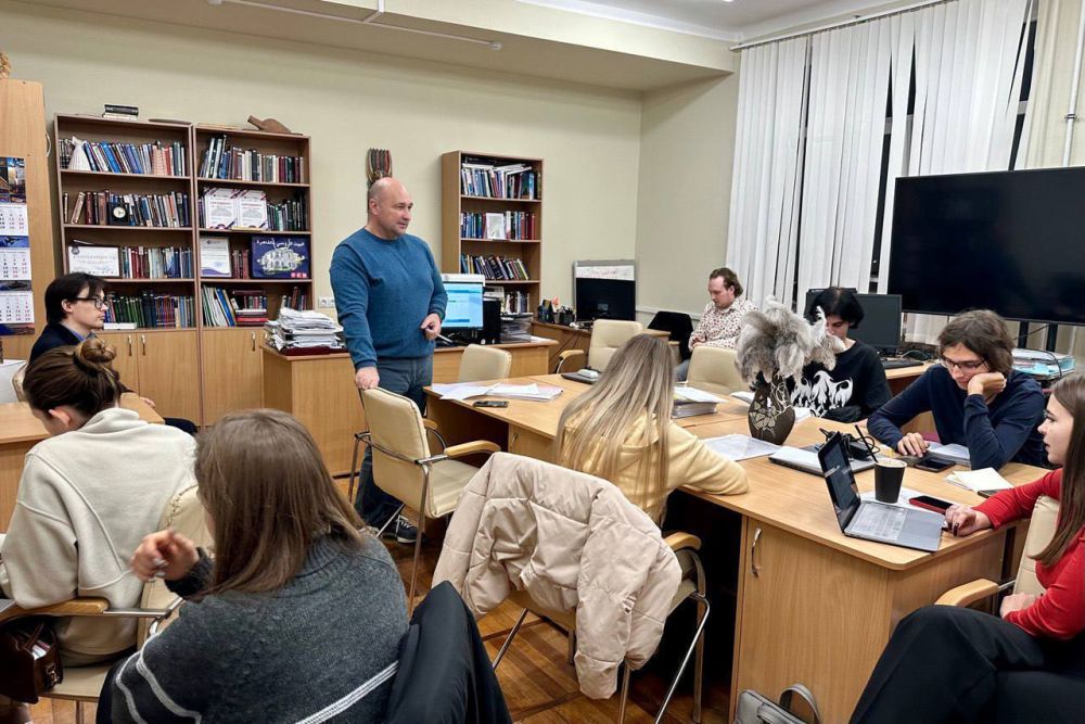 Владимир Немцев: Завершил курс лекций по дисциплине «Государственная региональная политика» для магистрантов-политологов первого курса СевГУ Владимир Немцев: Завершил курс лекций по дисциплине «Государственная региональная политика» для магистрантов-политологов первого курса СевГУ