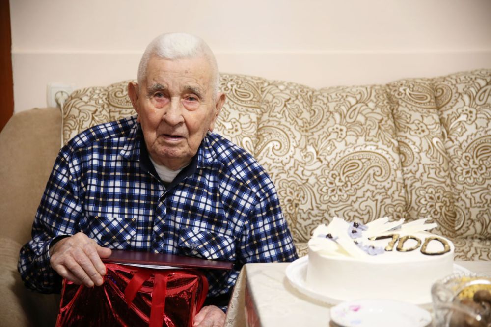 В Бахчисарае поздравили труженика тыла со 100-летием В Бахчисарае поздравили труженика тыла со 100-летием