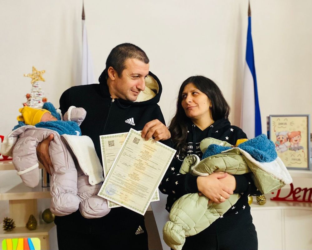В Евпаторийском городском отделе ЗАГС проведено торжественное мероприятие – одновременная регистрация рождения сразу двух двоен В Евпаторийском городском отделе ЗАГС проведено торжественное мероприятие – одновременная регистрация рождения сразу двух двоен