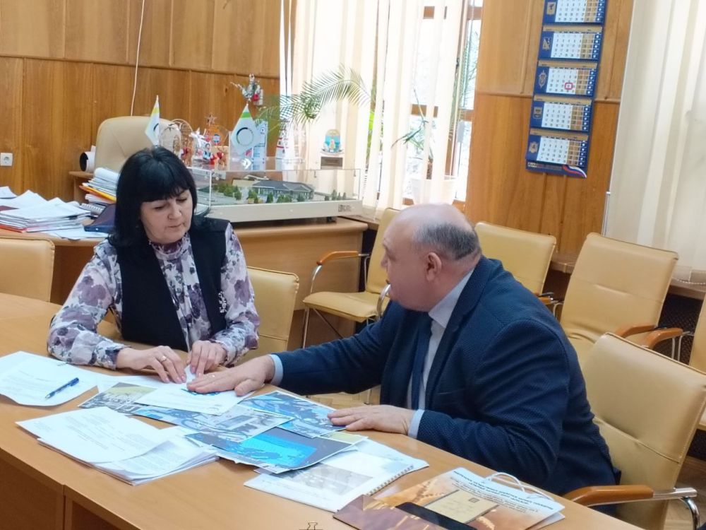 Валентина Лаврик: Провела рабочую встречу с директором НИИ сельского хозяйства Крыма Владимиром Паштецким и заведующим отделом механизации и разработки новых образцов техники Иваном Соболевским Валентина Лаврик: Провела рабочую встречу с директором НИИ сельского хозяйства Крыма Владимиром Паштецким и заведующим отделом механизации и разработки новых образцов техники Иваном Соболевским