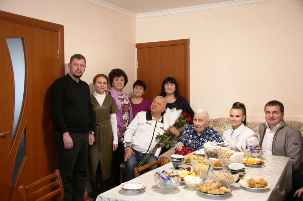 В Бахчисарае поздравили труженика тыла со 100-летием В Бахчисарае поздравили труженика тыла со 100-летием