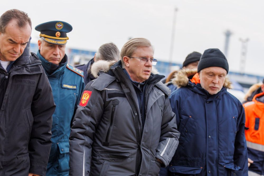 Вице-премьер Виталий Савельев проконтролировал ход реализации работ по ликвидации последствий чрезвычайной ситуации, вызванной крушением танкеров в Керченском проливе Вице-премьер Виталий Савельев проконтролировал ход реализации работ по ликвидации последствий чрезвычайной ситуации, вызванной крушением танкеров в Керченском проливе