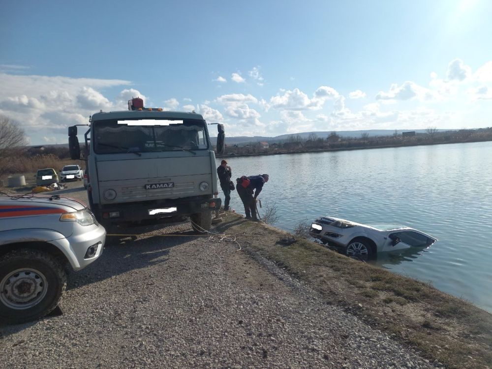 Спасатели «КРЫМ-СПАС» оказали помощь в эвакуации автомобиля, затонувшего в водоеме в Симферопольском районе Спасатели «КРЫМ-СПАС» оказали помощь в эвакуации автомобиля, затонувшего в водоеме в Симферопольском районе