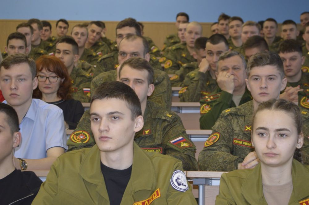 Министр образования, науки и молодежи Республики Крым Валентина Лаврик вошла в состав Наблюдательного совета общества «Знание» в Крыму Министр образования, науки и молодежи Республики Крым Валентина Лаврик вошла в состав Наблюдательного совета общества «Знание» в Крыму