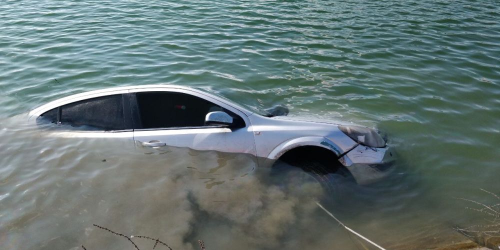 Спасатели «КРЫМ-СПАС» оказали помощь в эвакуации автомобиля, затонувшего в водоеме в Симферопольском районе Спасатели «КРЫМ-СПАС» оказали помощь в эвакуации автомобиля, затонувшего в водоеме в Симферопольском районе