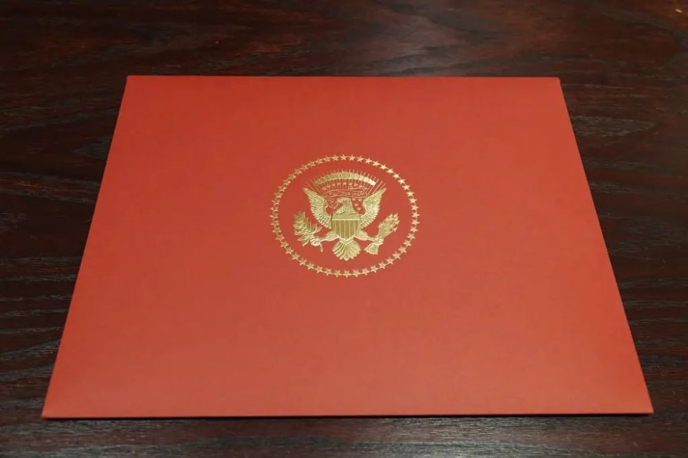 Вот такие памятные подарки получили гости Трампа на церемонии его инаугурации, пишут СМИ Вот такие памятные подарки получили гости Трампа на церемонии его инаугурации, пишут СМИ