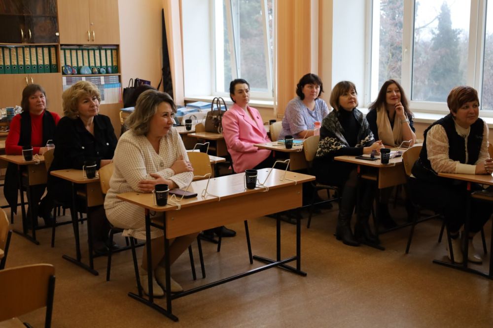 Екатерина Алтабаева: Накануне на базе школы №14 имени И. С. Пьянзина встретилась с творческой группой учителей, которые преподают курс «Севастополеведение» Екатерина Алтабаева: Накануне на базе школы №14 имени И. С. Пьянзина встретилась с творческой группой учителей, которые преподают курс «Севастополеведение»