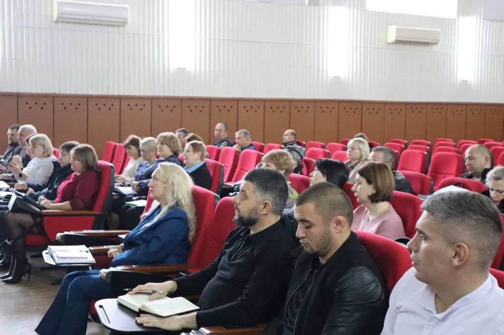 Руководством Республики Крым поставлены сроки для завершения работ по благоустройству городов и посёлков, в том числе сносу (демонтажу) сухих деревьев, обрезке деревьев (кронированию), формированию кустарников, подготовке... Руководством Республики Крым поставлены сроки для завершения работ по благоустройству городов и посёлков, в том числе сносу (демонтажу) сухих деревьев, обрезке деревьев (кронированию), формированию кустарников, подготовке...