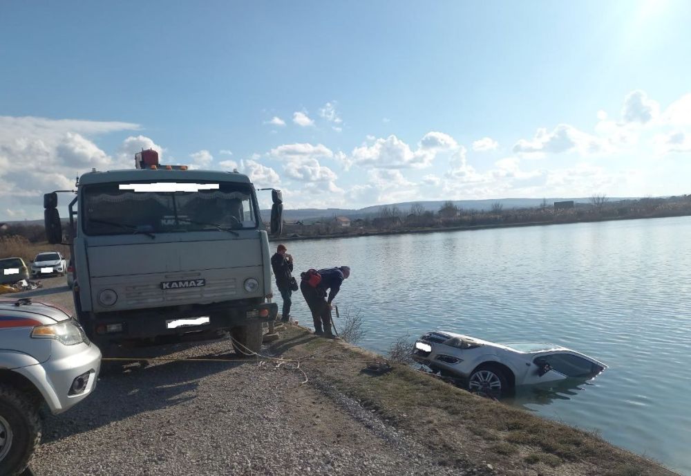 Автомобиль съехал в пруд в Симферопольском районе Автомобиль съехал в пруд в Симферопольском районе