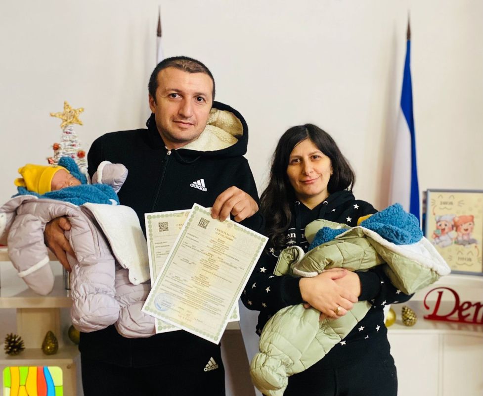 В Евпаторийском городском отделе ЗАГС проведено торжественное мероприятие – одновременная регистрация рождения сразу двух двоен В Евпаторийском городском отделе ЗАГС проведено торжественное мероприятие – одновременная регистрация рождения сразу двух двоен