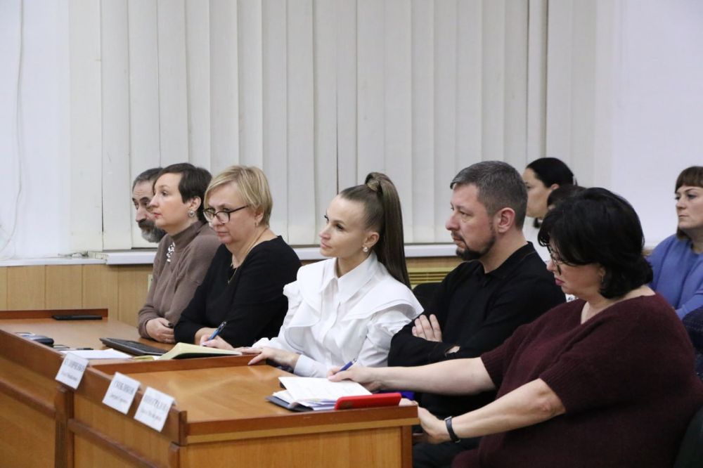 Ольга Урайкина: В завершении выездной встречи в здании администрации Бахчисарайского района при участии председателя Государственного Совета Республики Крым Владимира Константинова провели совещание в рамках круглого стола... Ольга Урайкина: В завершении выездной встречи в здании администрации Бахчисарайского района при участии председателя Государственного Совета Республики Крым Владимира Константинова провели совещание в рамках круглого стола...