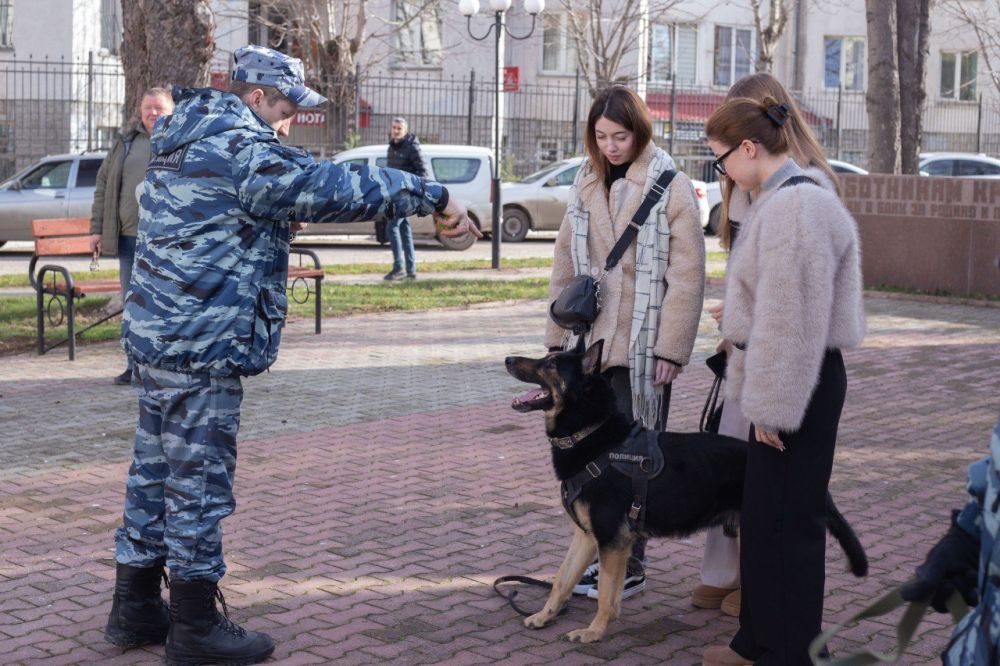 МВД по Республике Крым присоединились к ежегодной Всероссийской акции «Студенческий десант-2025» МВД по Республике Крым присоединились к ежегодной Всероссийской акции «Студенческий десант-2025»