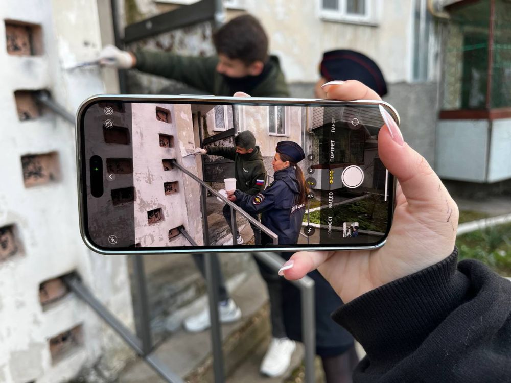 Сотрудники Управления наркоконтроля УМВД России по городу Севастополю, юрисконсульт правовой группы ОМВД России по Ленинскому району Дмитрий Обелов и волонтеры молодёжной общественной организации продолжают ликвидировать... Сотрудники Управления наркоконтроля УМВД России по городу Севастополю, юрисконсульт правовой группы ОМВД России по Ленинскому району Дмитрий Обелов и волонтеры молодёжной общественной организации продолжают ликвидировать...