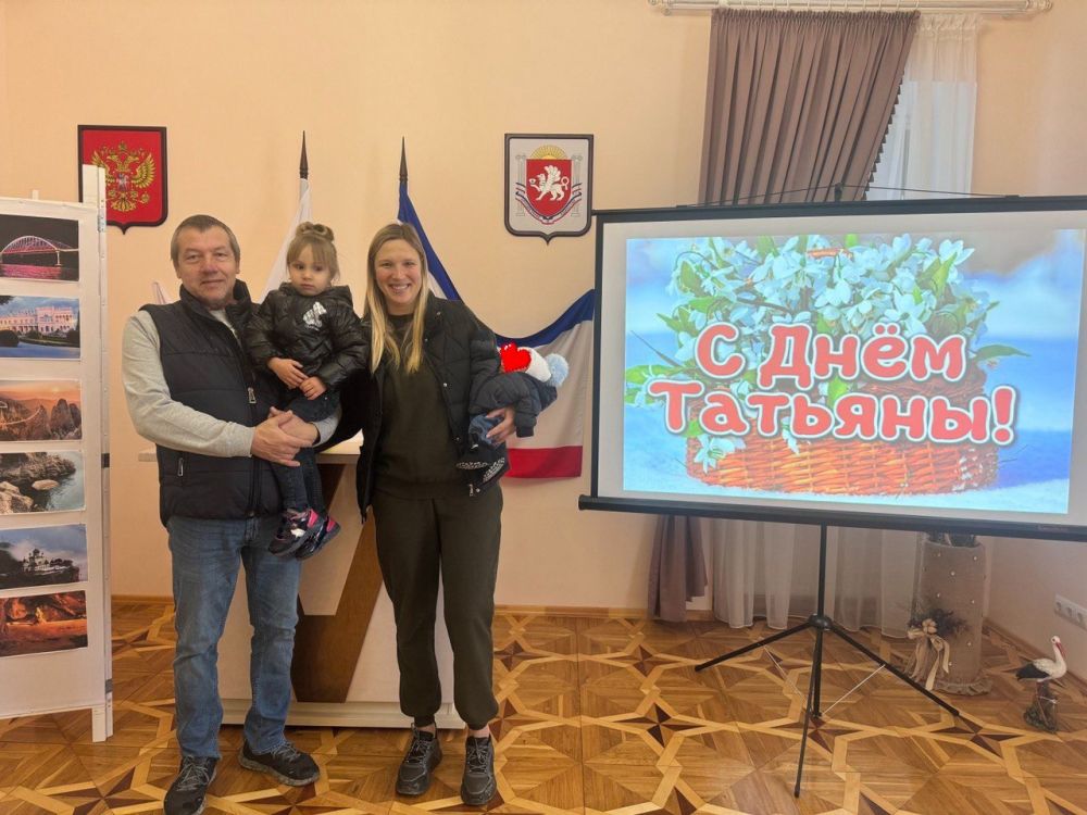 В зале торжественных событий отдела регистрации рождения города Симферополя вручены первые в жизни ребенка официальные документы – свидетельства о рождении семьям Энвера и Эсмы Умеровых и Рустема и Эвелины Идрисовых В зале торжественных событий отдела регистрации рождения города Симферополя вручены первые в жизни ребенка официальные документы – свидетельства о рождении семьям Энвера и Эсмы Умеровых и Рустема и Эвелины Идрисовых