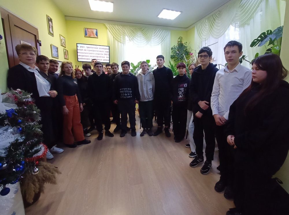 В честь Дня российского студенчества Алуштинский городской отдел ЗАГС традиционно принимал гостей - проводил День открытых дверей для учащихся 2 курса Алуштинского филиала Государственного бюджетного профессионального... В честь Дня российского студенчества Алуштинский городской отдел ЗАГС традиционно принимал гостей - проводил День открытых дверей для учащихся 2 курса Алуштинского филиала Государственного бюджетного профессионального...
