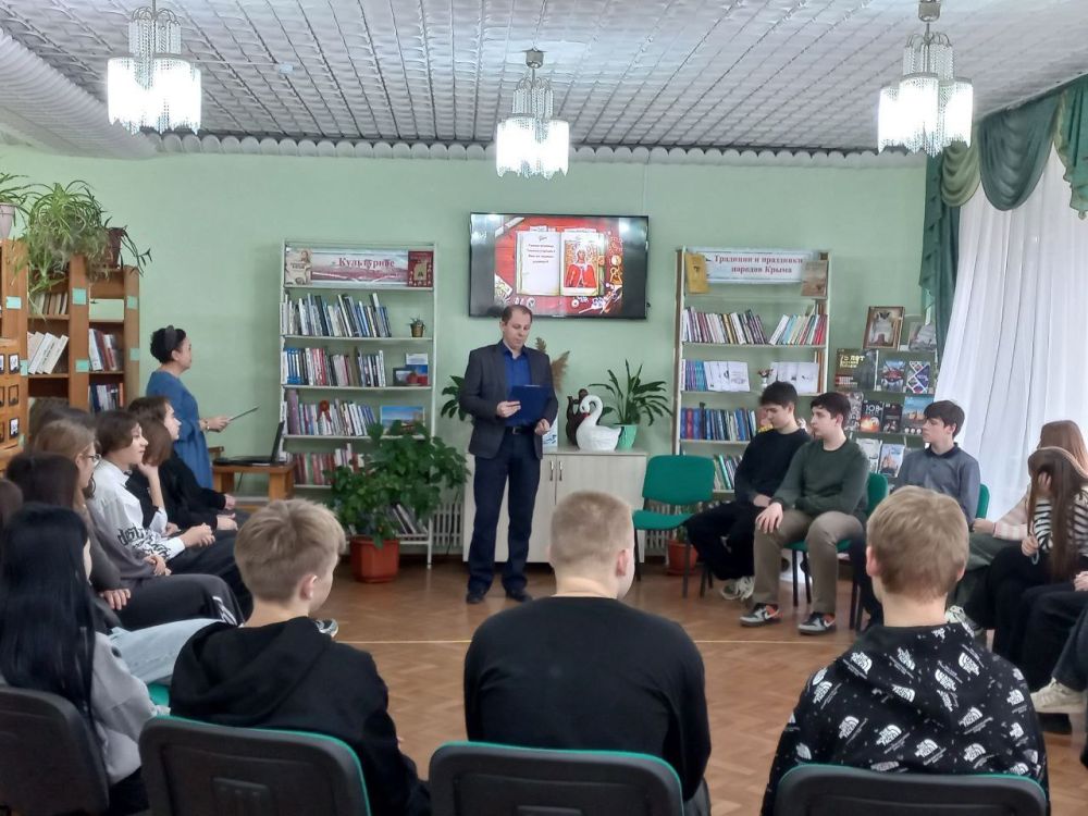 Раздольненский районный отдел ЗАГС проводил час общения «История празднования Дня студента» для читателей юношеской кафедры Раздольненской центральной районной библиотеки им. А.И