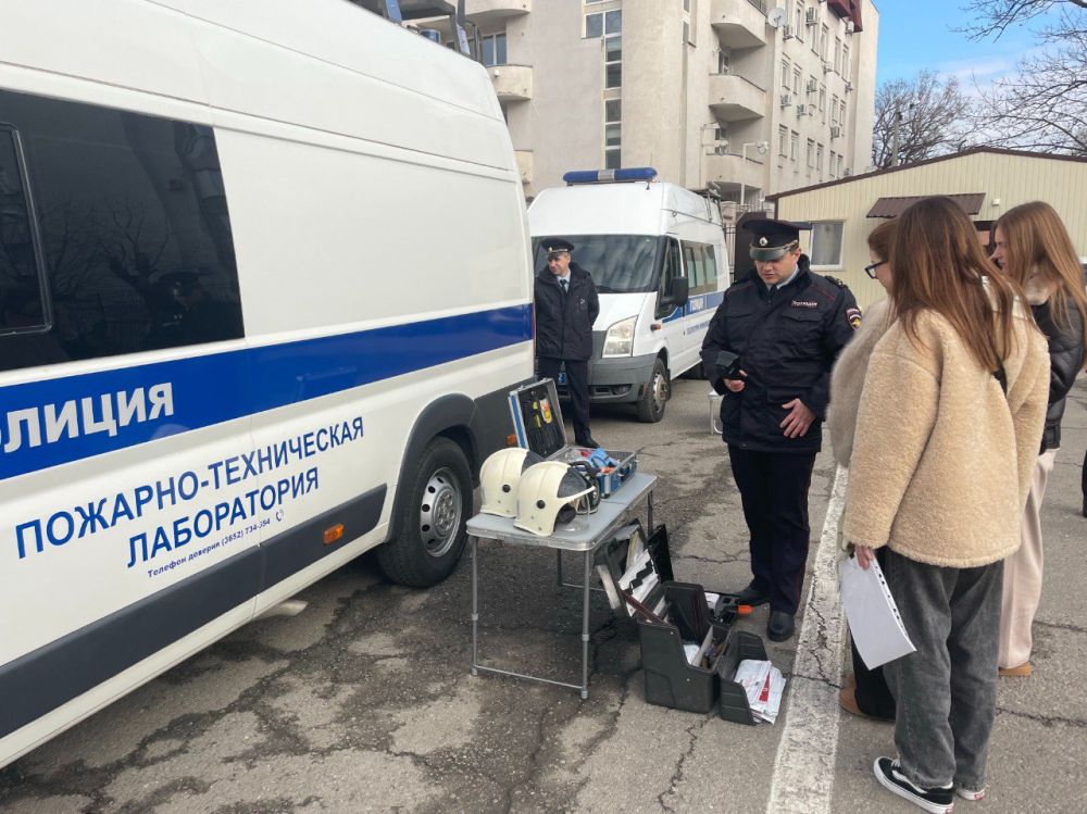 МВД по Республике Крым присоединились к ежегодной Всероссийской акции «Студенческий десант-2025» МВД по Республике Крым присоединились к ежегодной Всероссийской акции «Студенческий десант-2025»