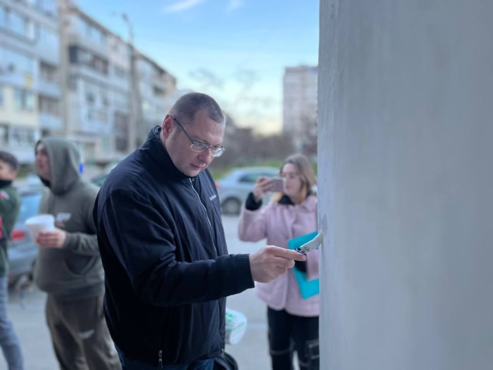 Сотрудники Управления наркоконтроля УМВД России по городу Севастополю, юрисконсульт правовой группы ОМВД России по Ленинскому району Дмитрий Обелов и волонтеры молодёжной общественной организации продолжают ликвидировать... Сотрудники Управления наркоконтроля УМВД России по городу Севастополю, юрисконсульт правовой группы ОМВД России по Ленинскому району Дмитрий Обелов и волонтеры молодёжной общественной организации продолжают ликвидировать...