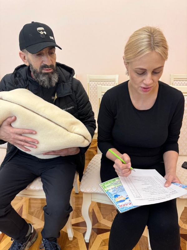 В отделе регистрации рождения города Симферополя проходило также первое заседание Школы молодых родителей, на которое пригласили новоиспеченных мам и пап В отделе регистрации рождения города Симферополя проходило также первое заседание Школы молодых родителей, на которое пригласили новоиспеченных мам и пап