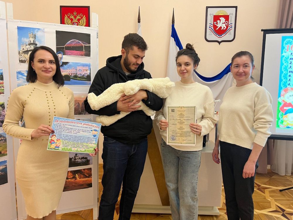 В отделе регистрации рождения города Симферополя проходило также первое заседание Школы молодых родителей, на которое пригласили новоиспеченных мам и пап В отделе регистрации рождения города Симферополя проходило также первое заседание Школы молодых родителей, на которое пригласили новоиспеченных мам и пап